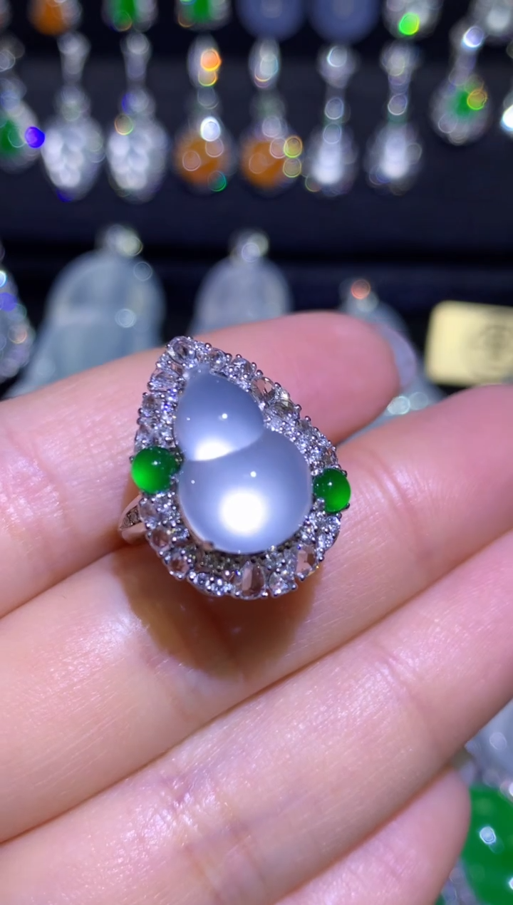 【闪购商品】翡翠戒指18K金镶嵌玻璃种极光葫芦