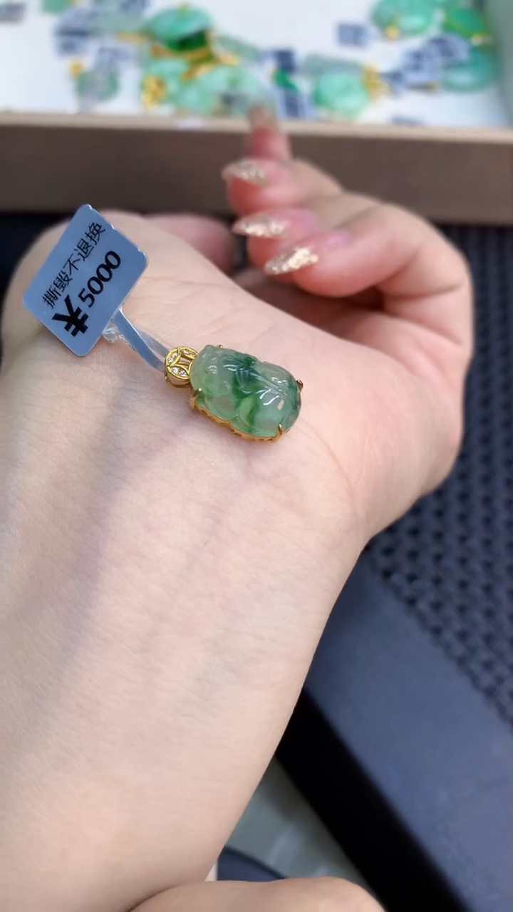 翡翠18K金镶嵌颈饰             8