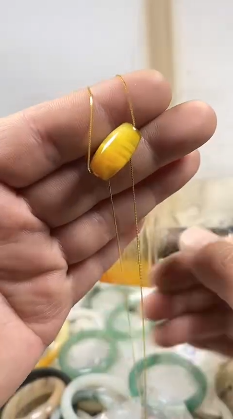 【闪购商品】石英质玉颈饰18K金镶嵌111