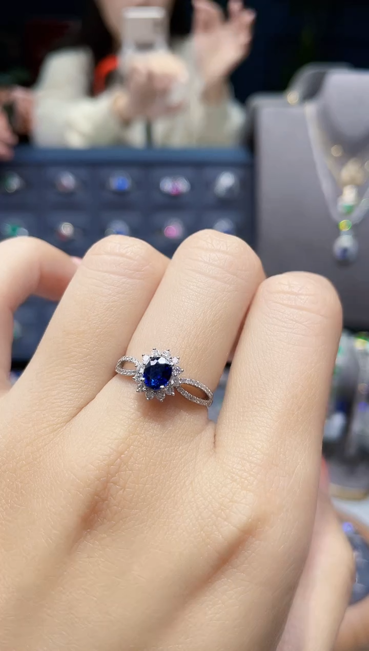【闪购商品】蓝宝石戒指18K金镶嵌0.76克拉无烧