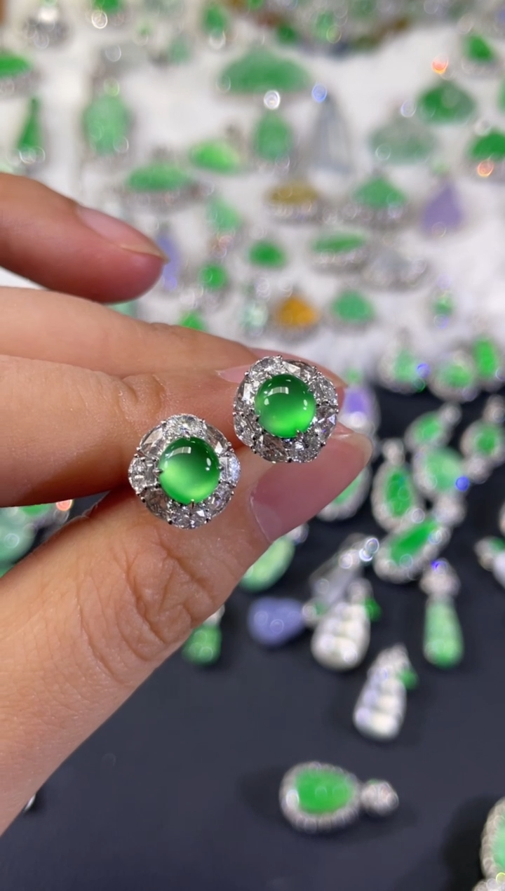 18K金镶嵌翡翠耳饰是**吖A600|98000