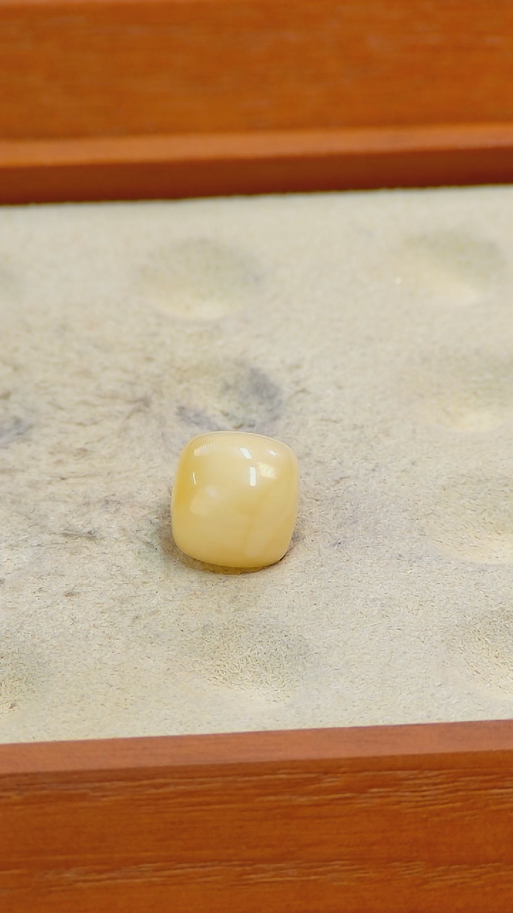 【闪购商品】蜜蜡裸石未镶嵌俄料11.5Mm 0.982克