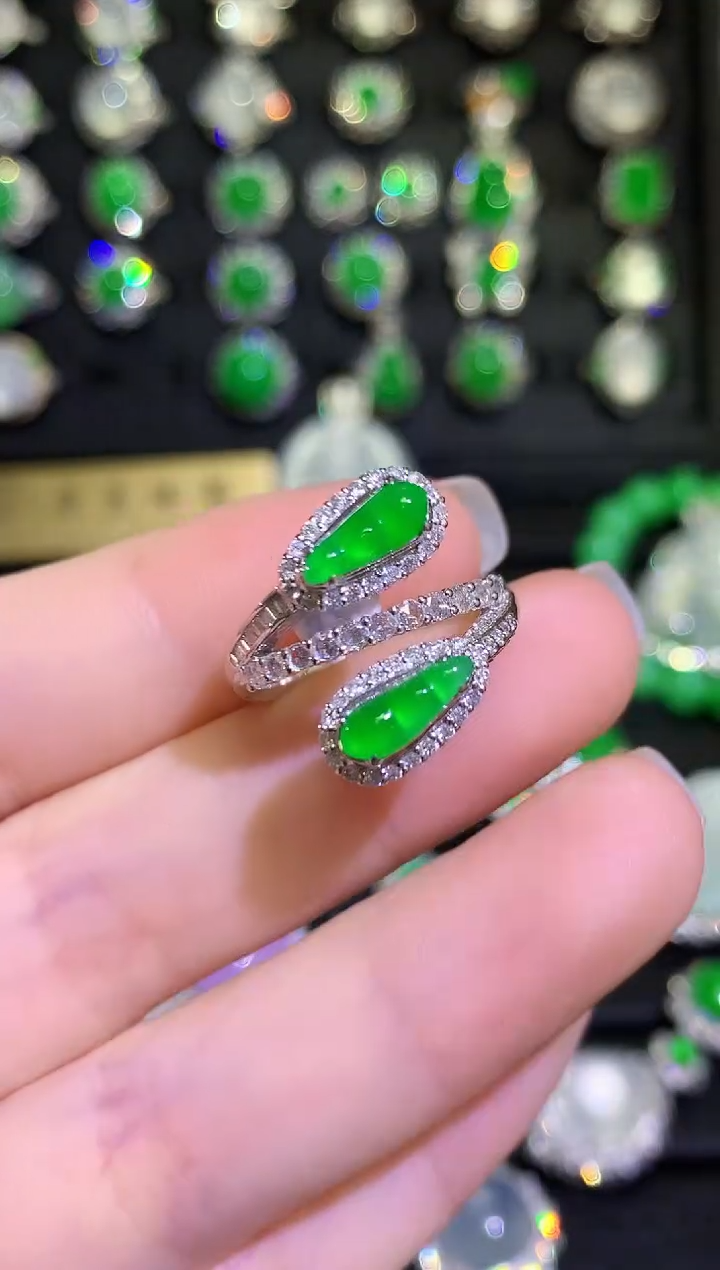 【闪购商品】翡翠戒指18K金镶嵌高冰满绿阳绿双福豆