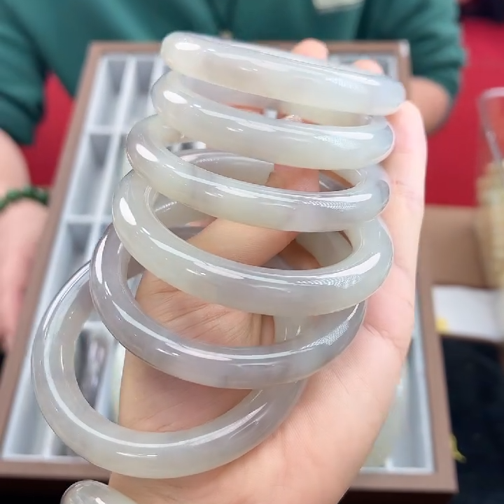 玉美人菲菲~和田玉手镯-多样性发一