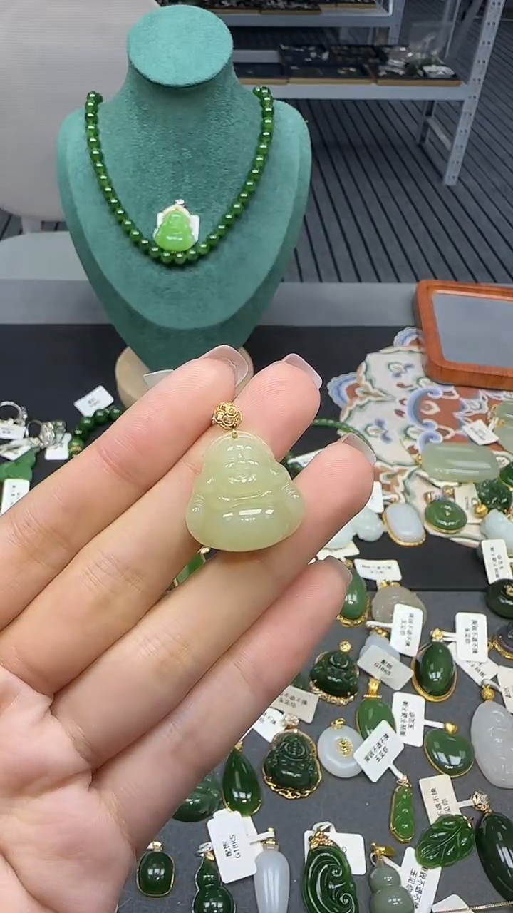 18K金镶嵌和田玉挂件1