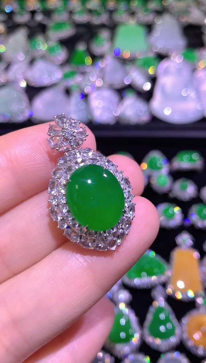 颈饰18K金镶嵌翡翠冰种辣阳绿蛋面吊坠