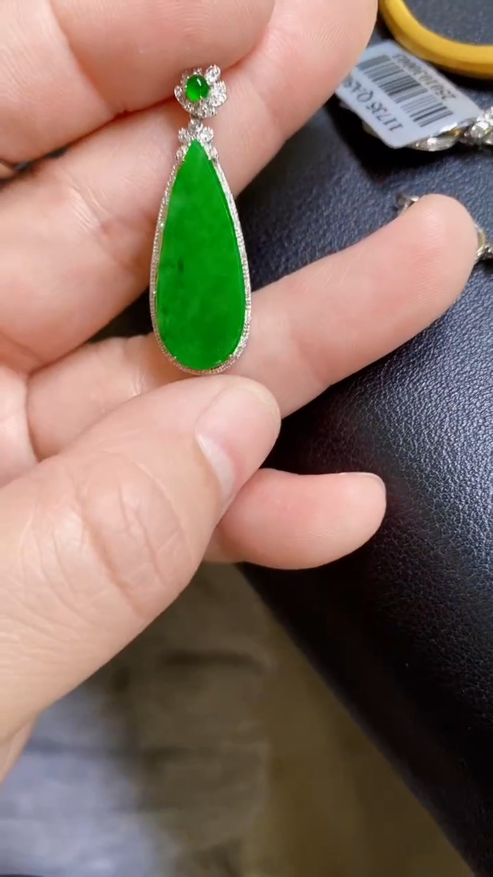 颈饰18K金镶嵌翡翠水滴