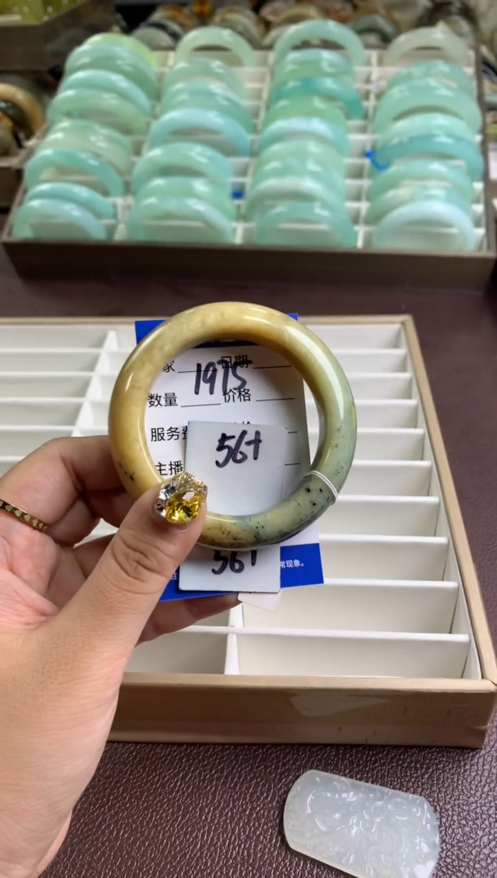 【闪购商品】蛇纹石玉手镯未镶嵌1975