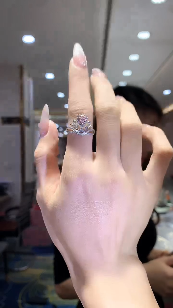 【闪购商品】钻石戒指18K金镶嵌10分粉钻皇冠戒指