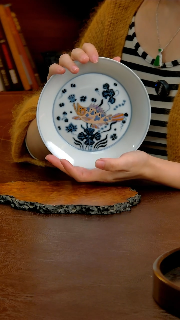 青花御彩鳜鱼壶承 