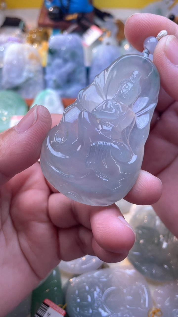 翡翠未镶嵌颈饰观音