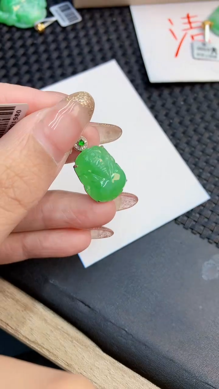 翡翠18K金镶嵌颈饰             8