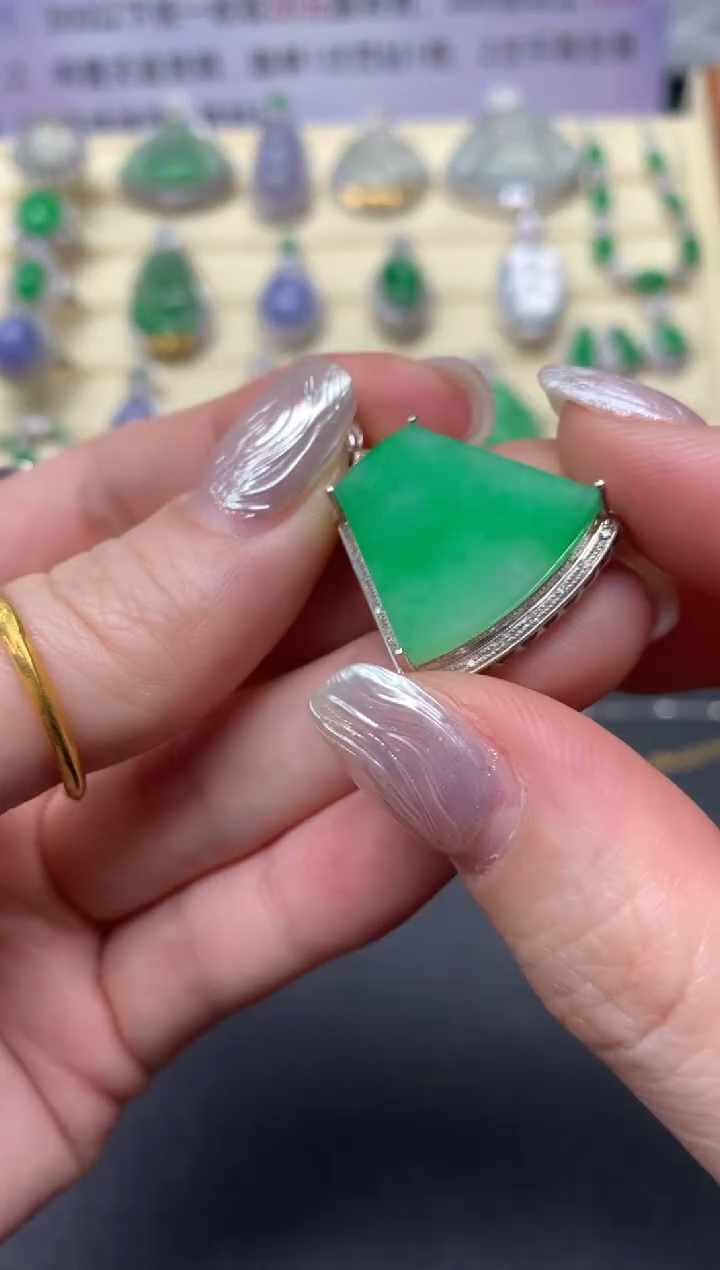 【闪购商品】翡翠吊坠(不含链)18K金镶嵌吊坠|5500+550