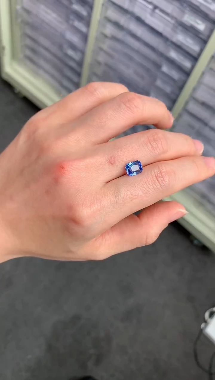 【闪购商品】蓝宝石裸石未镶嵌2.1ct矢车菊