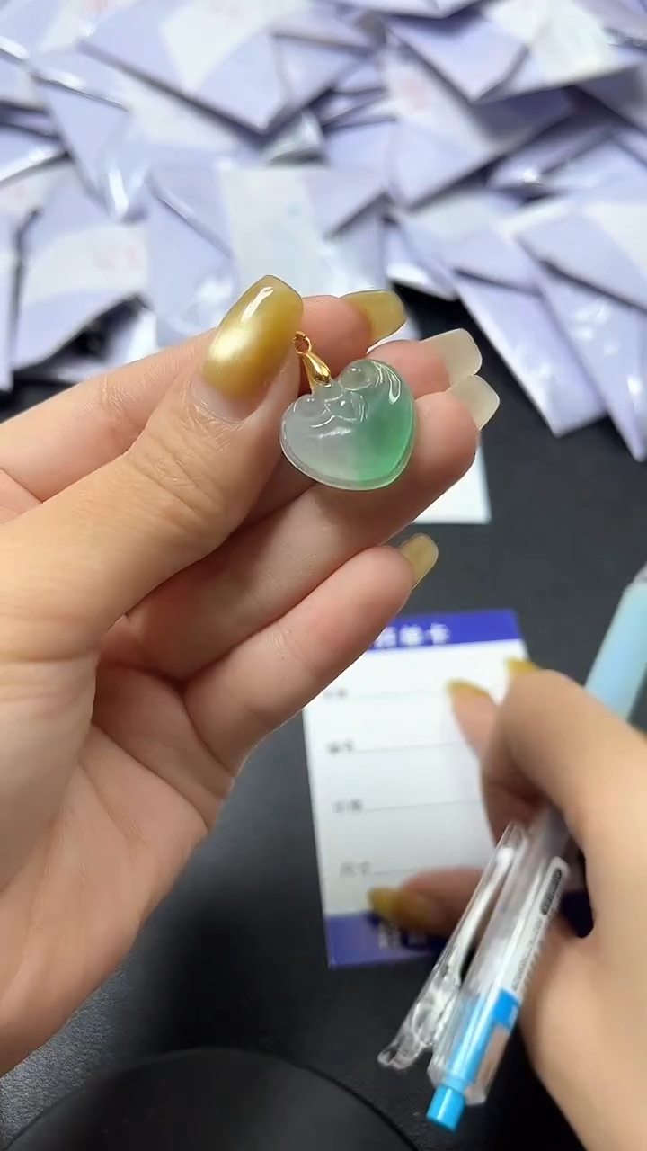 翡翠未镶嵌颈饰时尚精品 一物一拍