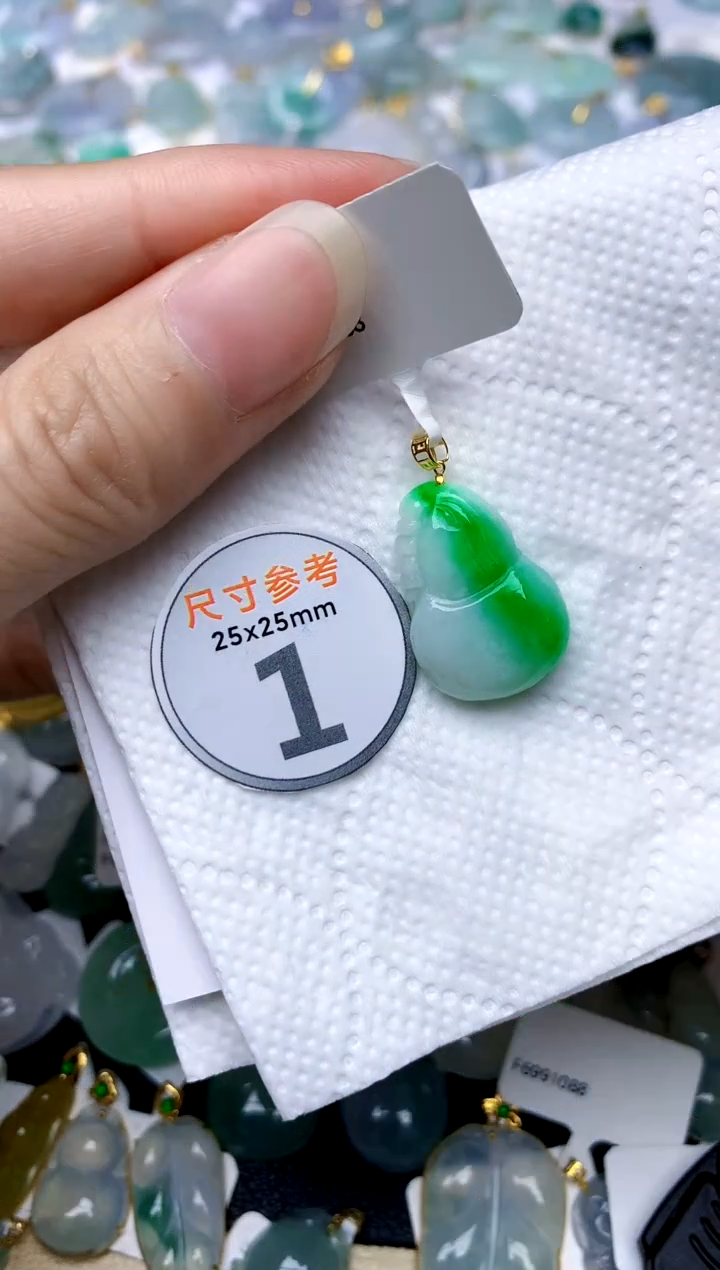 颈饰18K金镶嵌翡翠天然A货翡翠