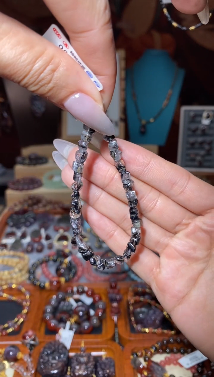 【闪购商品】水晶手链未镶嵌黑银钛随形
