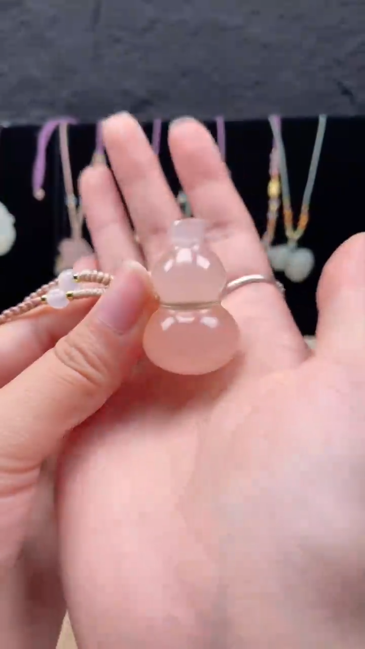 吊坠(赠链)未镶嵌石英质玉天然藕粉大葫芦吊坠