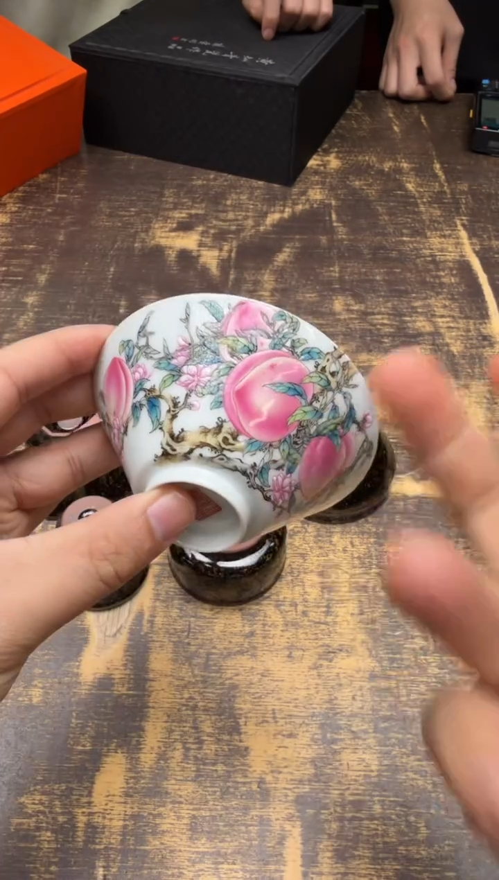 自*艺林堂粉彩九桃五福过墙大斗笠杯