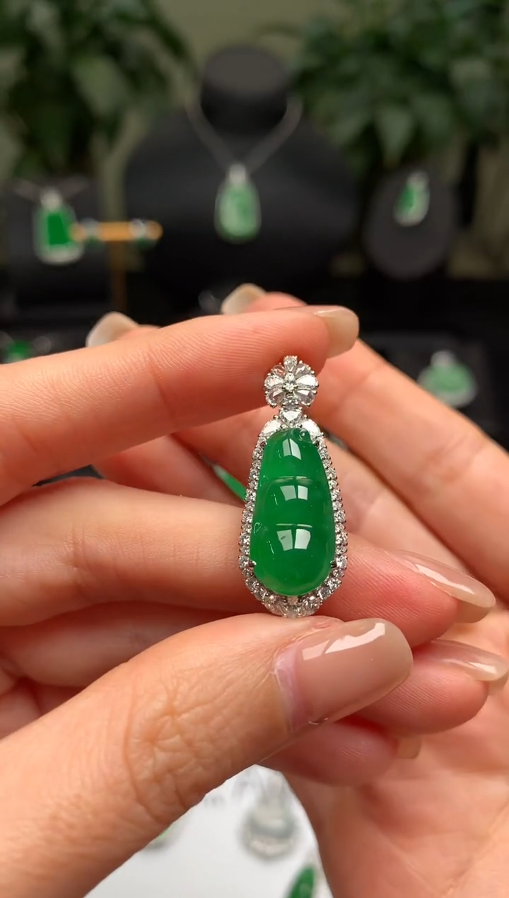 颈饰18K金镶嵌翡翠福豆