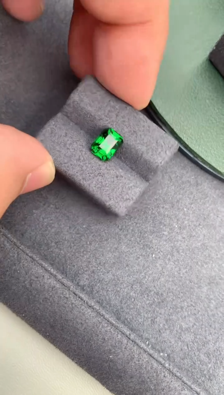 【闪购商品】石榴石裸石未镶嵌2ct沙弗莱