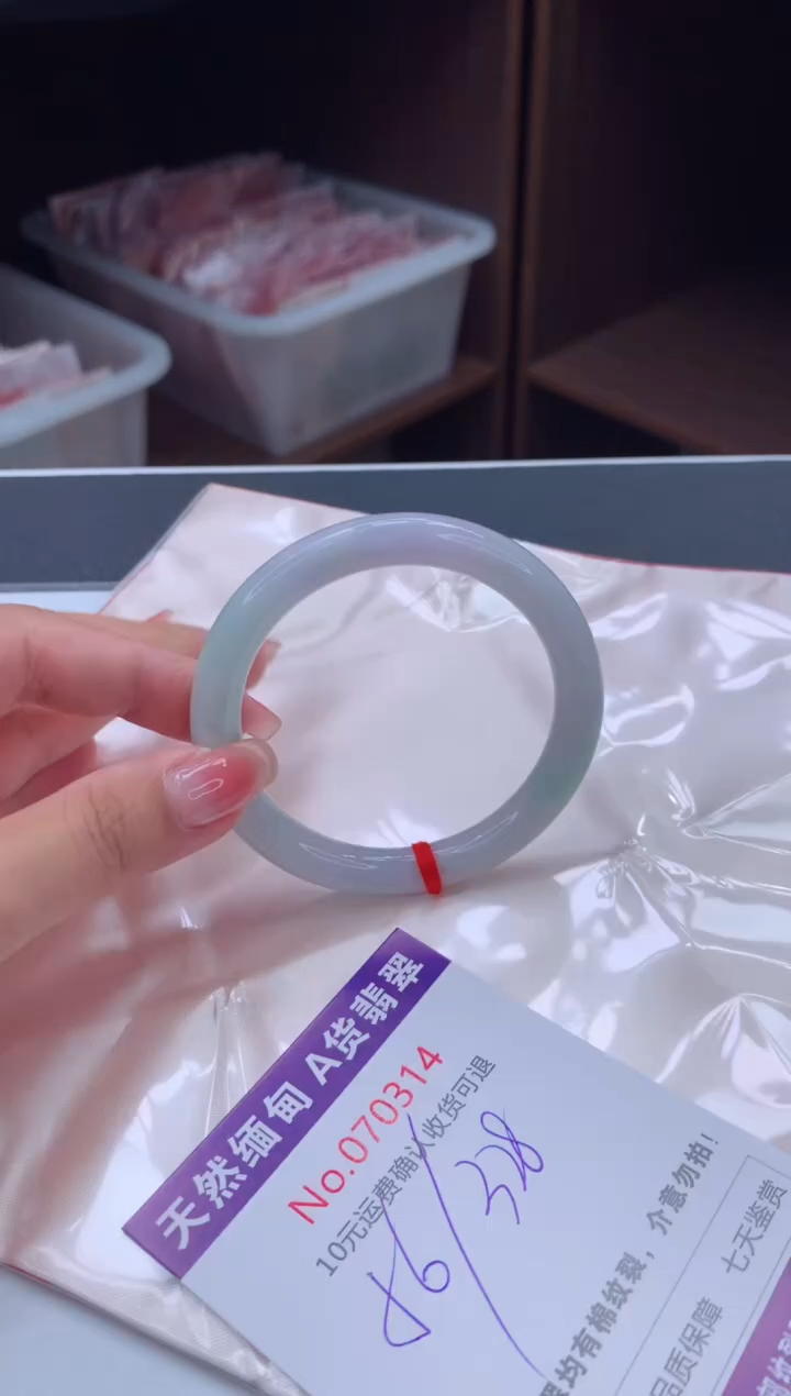 翡翠手镯未镶嵌有纹，完美者勿拍