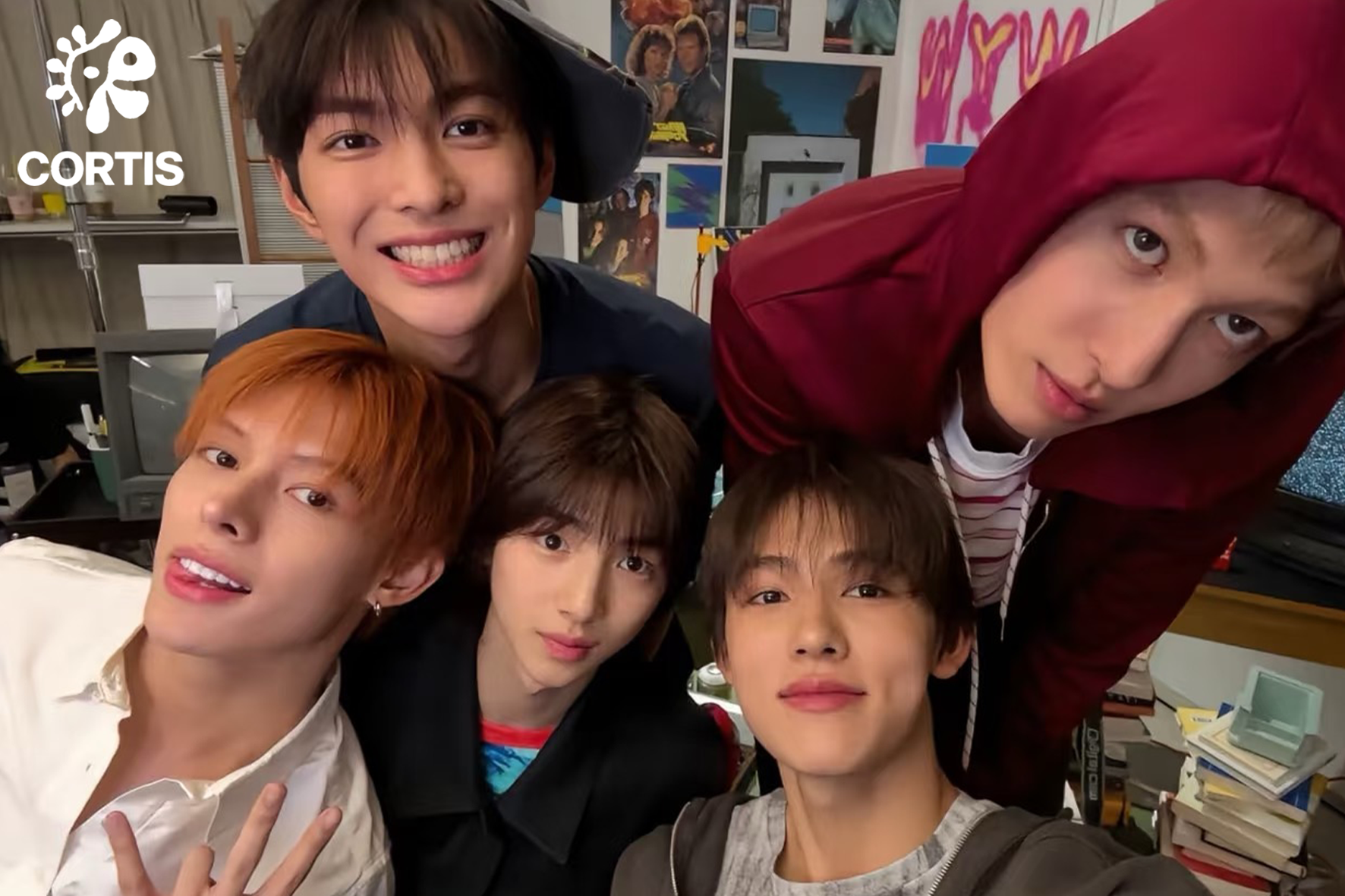 韩团CORTIS男明星BTS帅哥饭制EXO男团高透亚克力定制桌面摆件