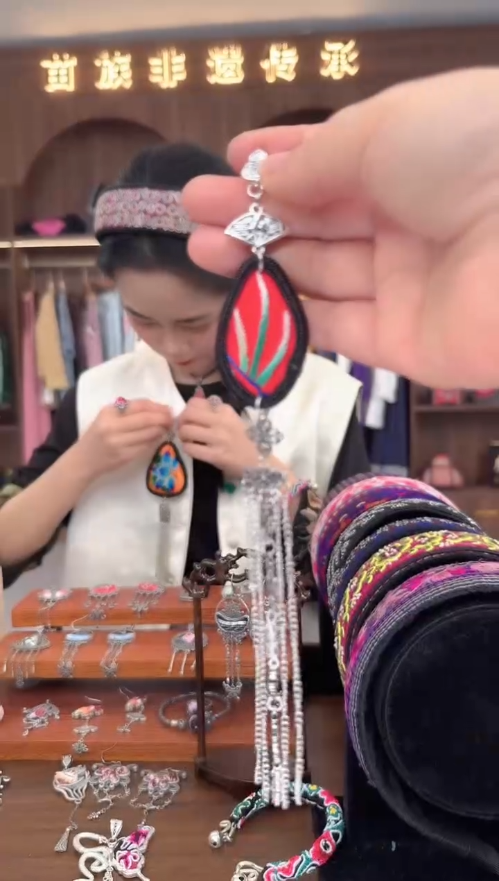 【闪购商品】织绣扶光苗绣传承27