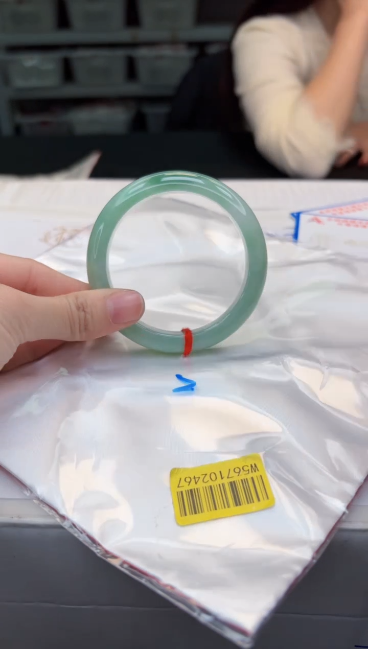 【闪购商品】翡翠手镯未镶嵌，手镯均需要有包容心