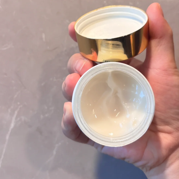 水润又补充湿润的面霜 