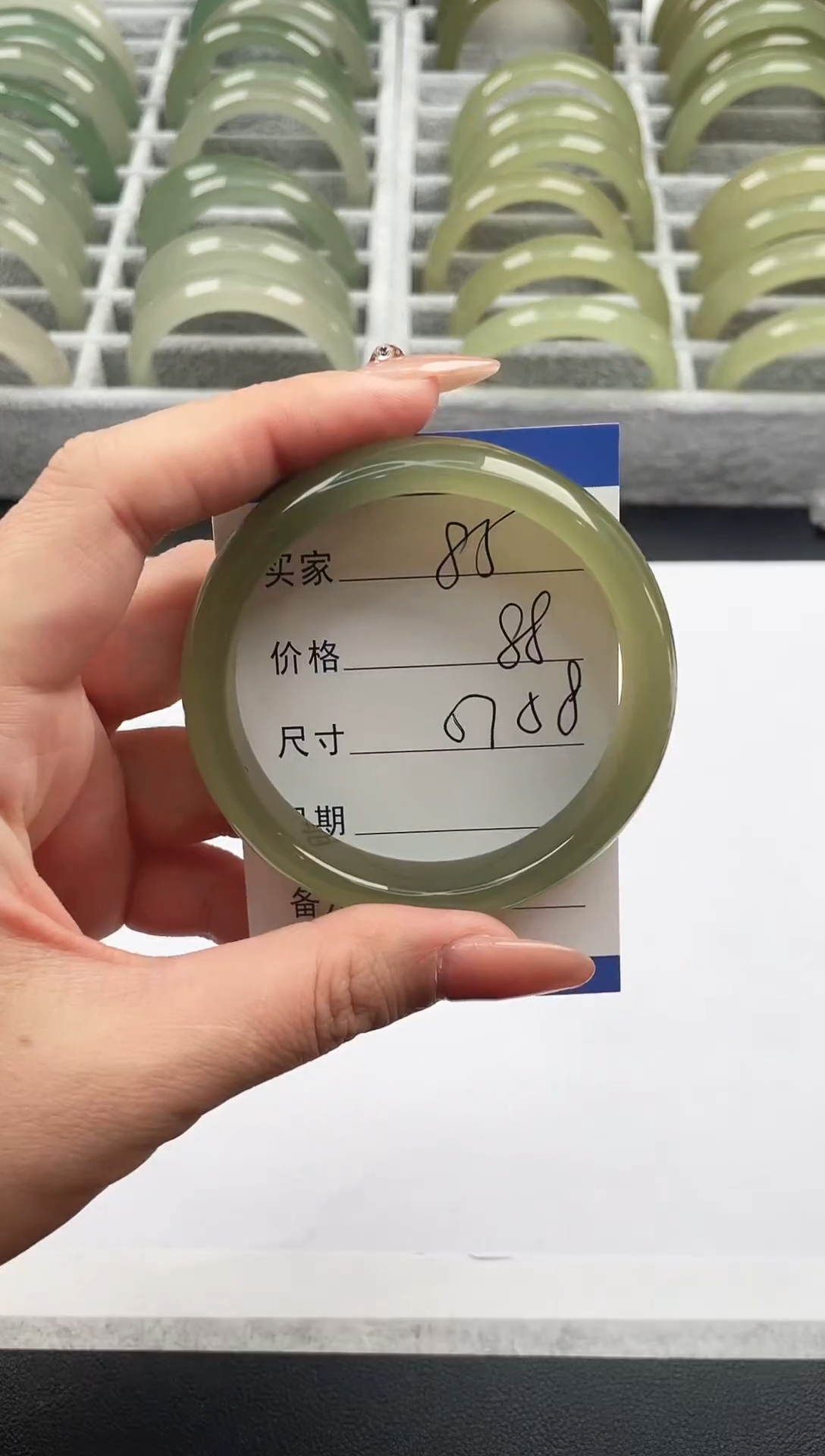 未镶嵌手镯石英质玉湖水绿