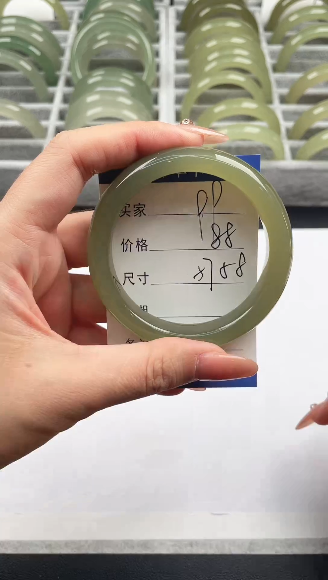 未镶嵌手镯石英质玉湖水绿