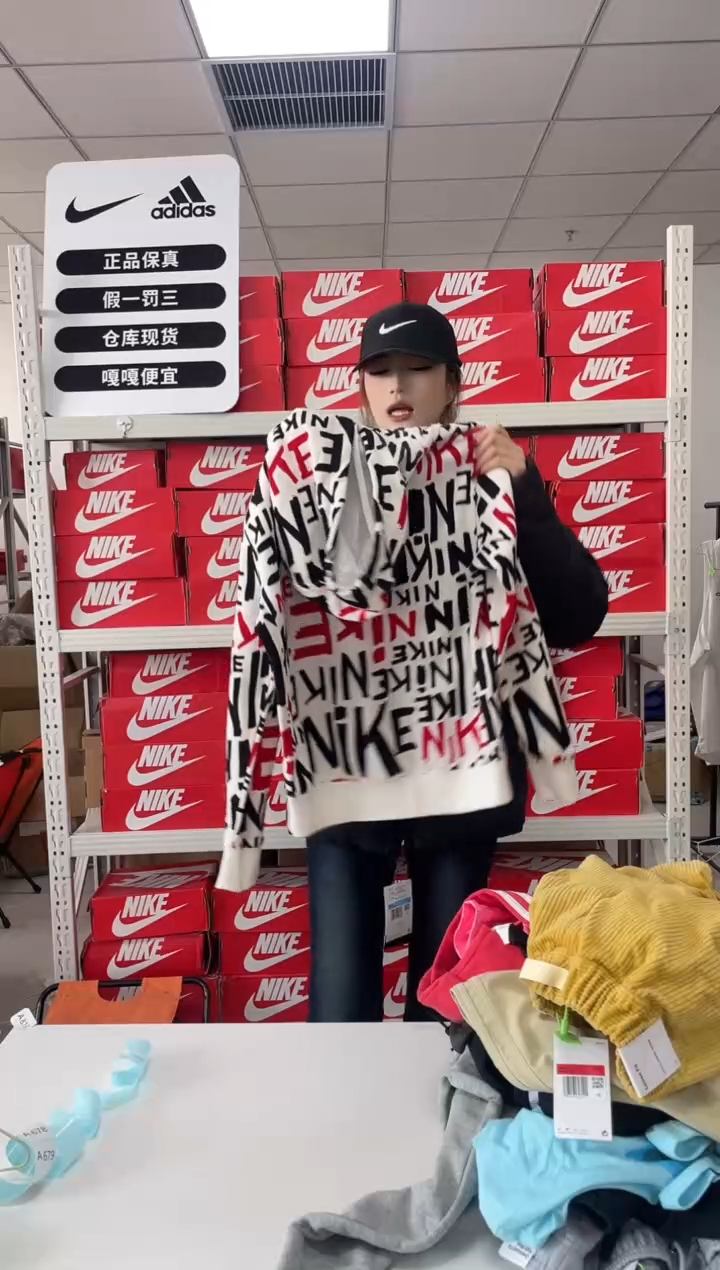 编码675闪购尺码s  Nike/耐克卫衣卫裤以直播间过款为主