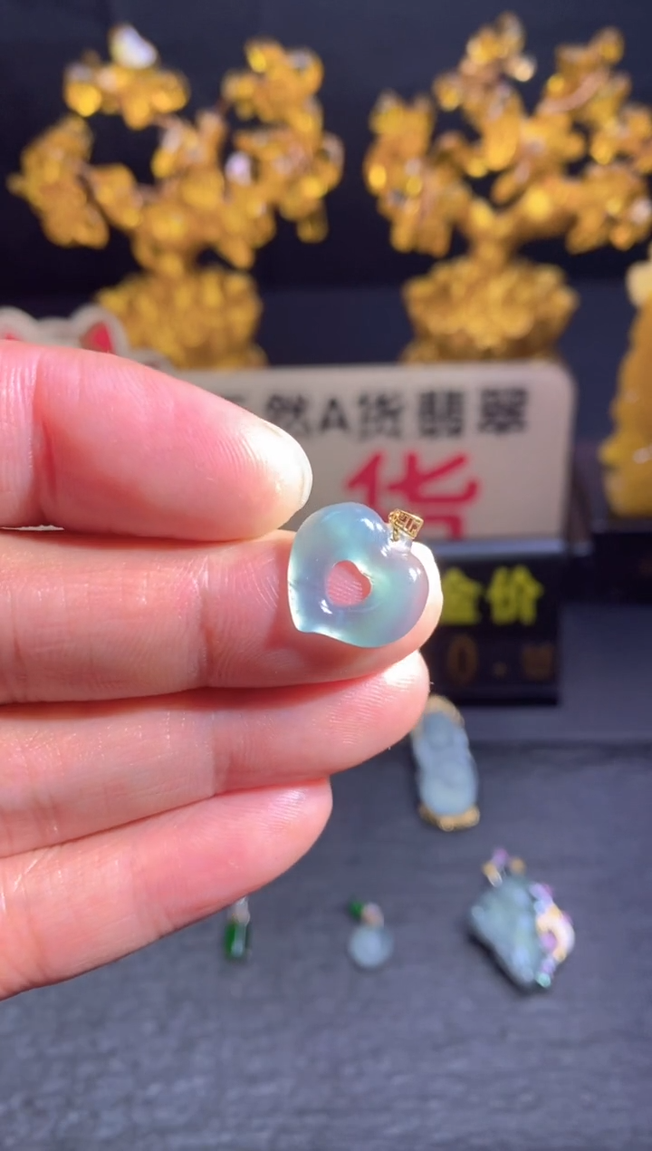 翡翠18K金镶嵌颈饰        