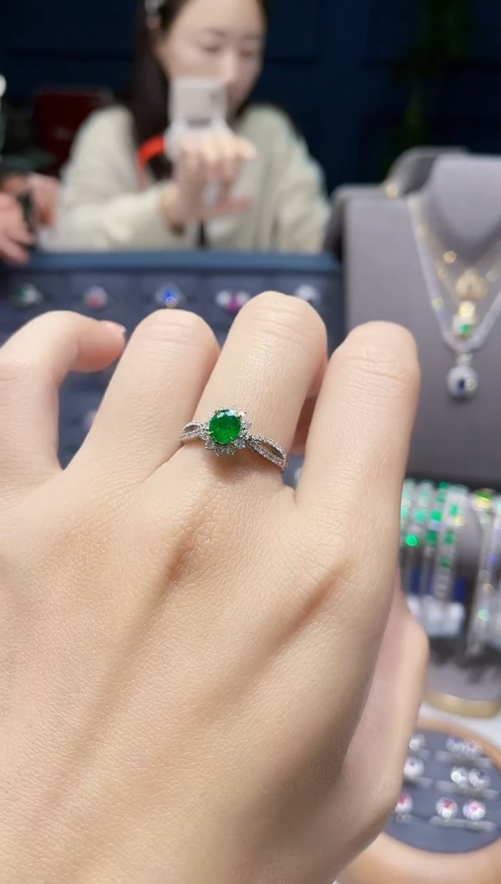 【闪购商品】祖母绿戒指18K金镶嵌0.58克拉潘姐希尔