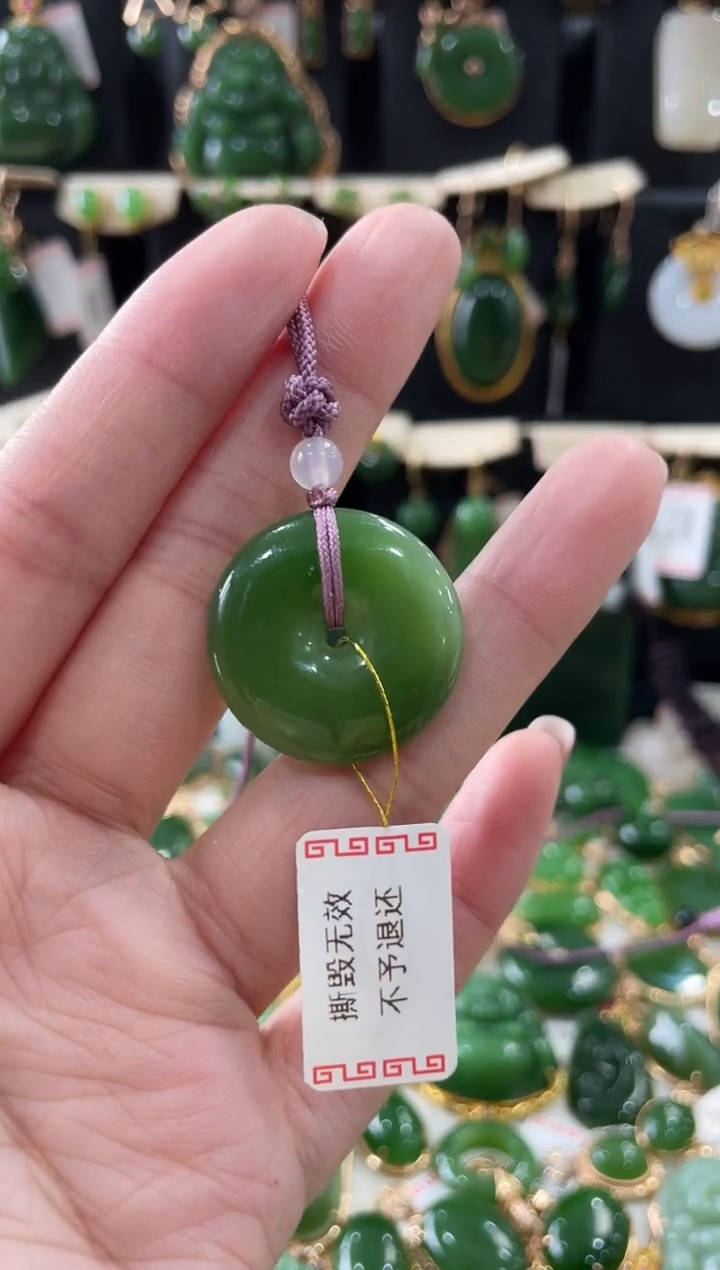 颈饰未镶嵌和田玉（碧玉）平安扣