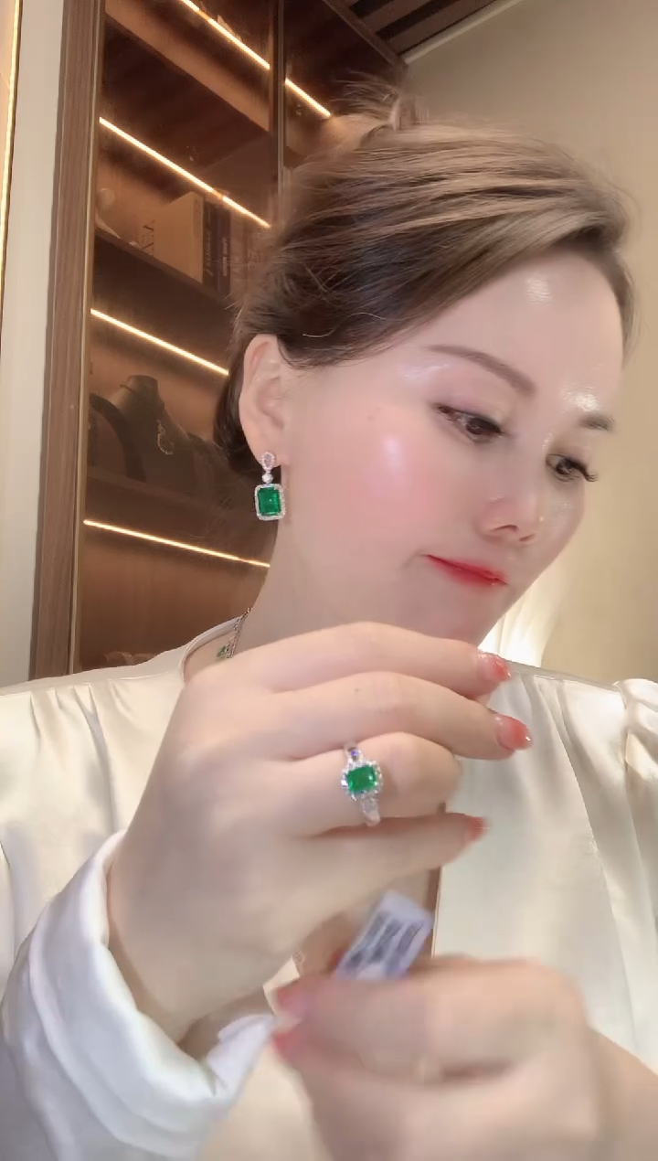 【闪购商品】祖母绿套链18K金镶嵌D55 