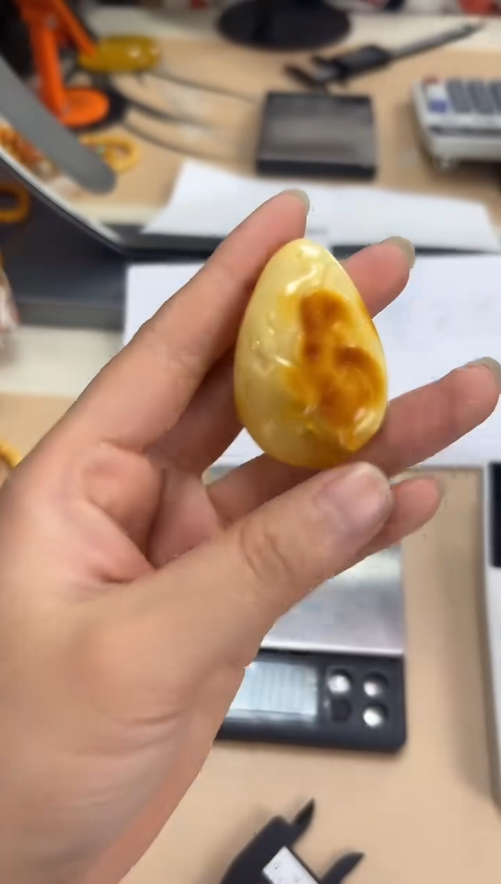 【闪购商品】琥珀裸石未镶嵌蜜蜡吊坠