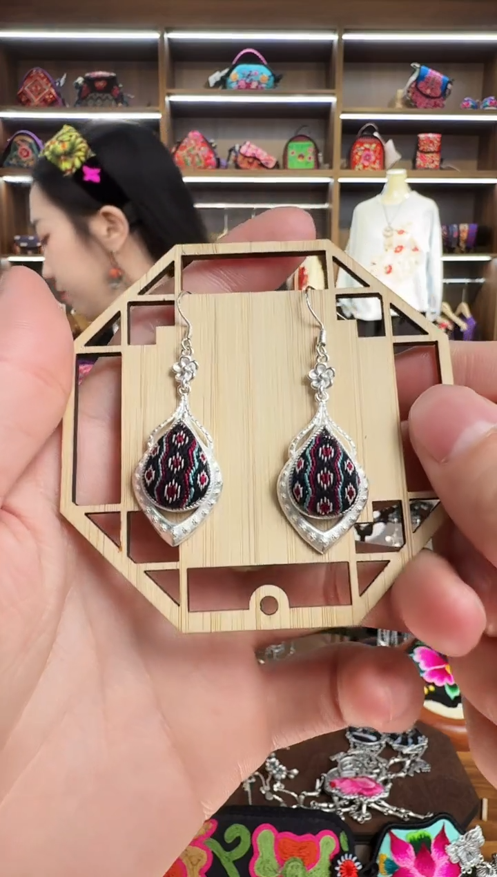 【闪购商品】织绣95蒙阿苏苗绣传承