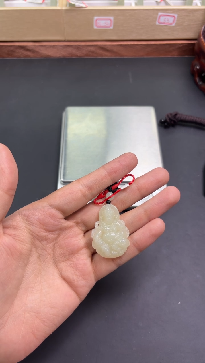 【闪购商品】和田玉吊坠(赠链)未镶嵌且末微色差近矿吊坠L