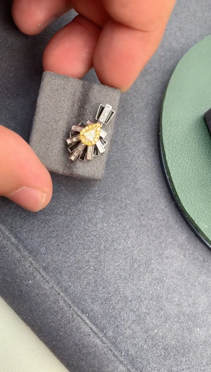 【闪购商品】钻石吊坠(不含链)18K金镶嵌26分黄钻吊坠