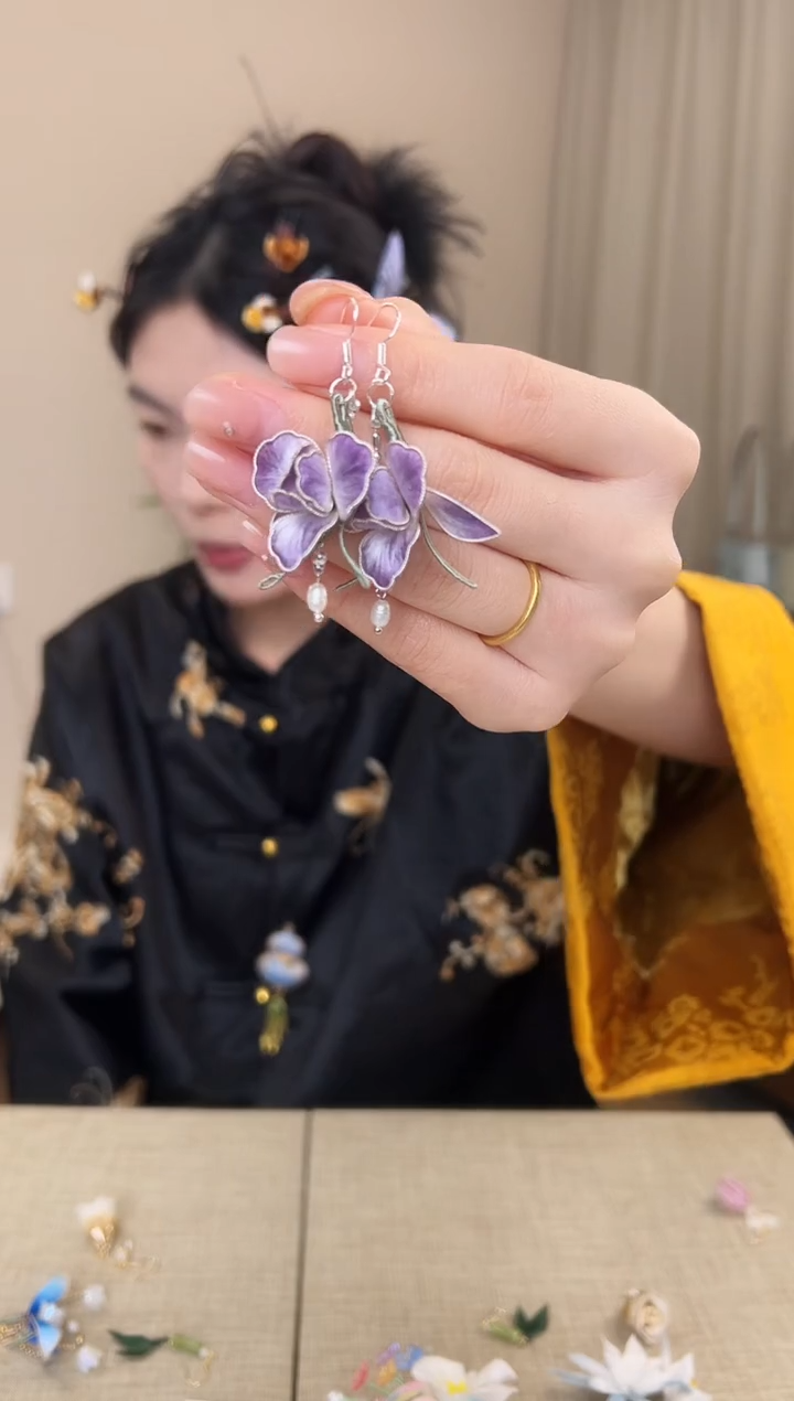 刺绣巧***碎紫色掐丝绒花耳环