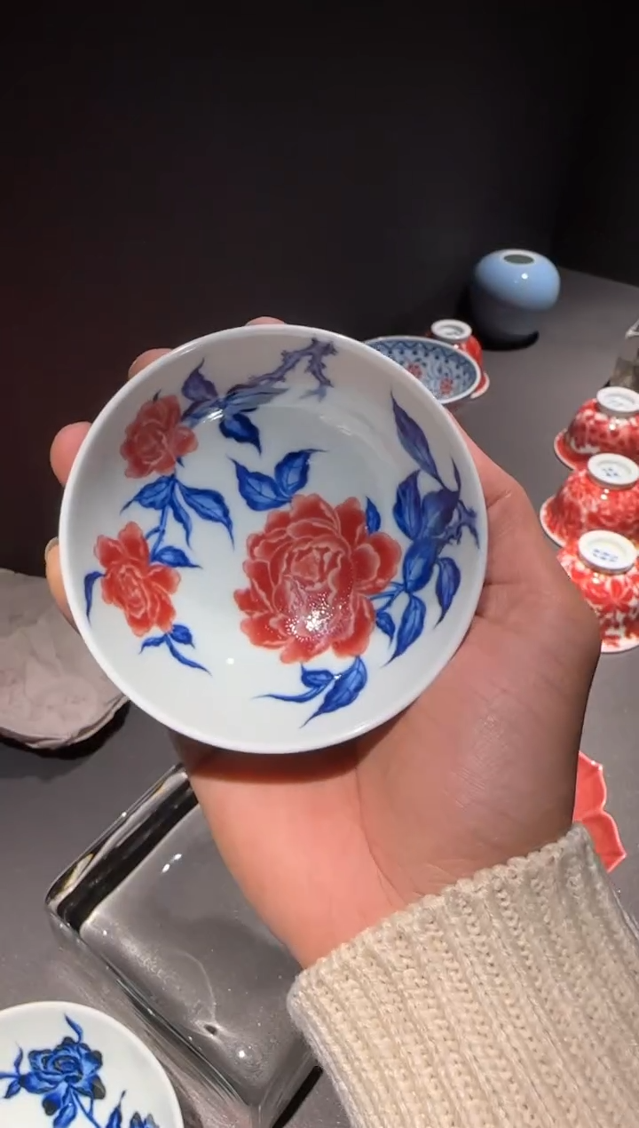 天义华 青花釉里红牡丹卧足杯