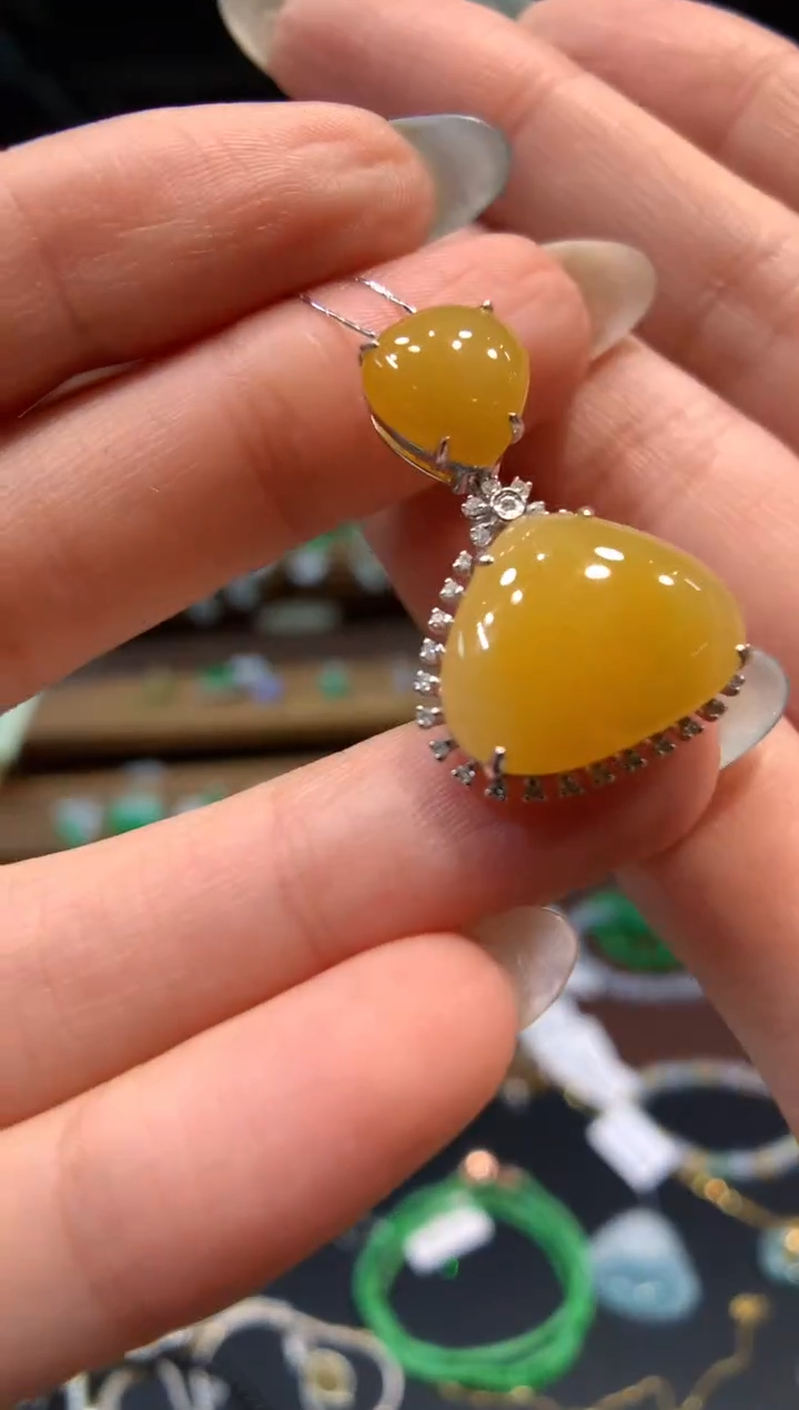 颈饰18K金镶嵌翡翠爱心