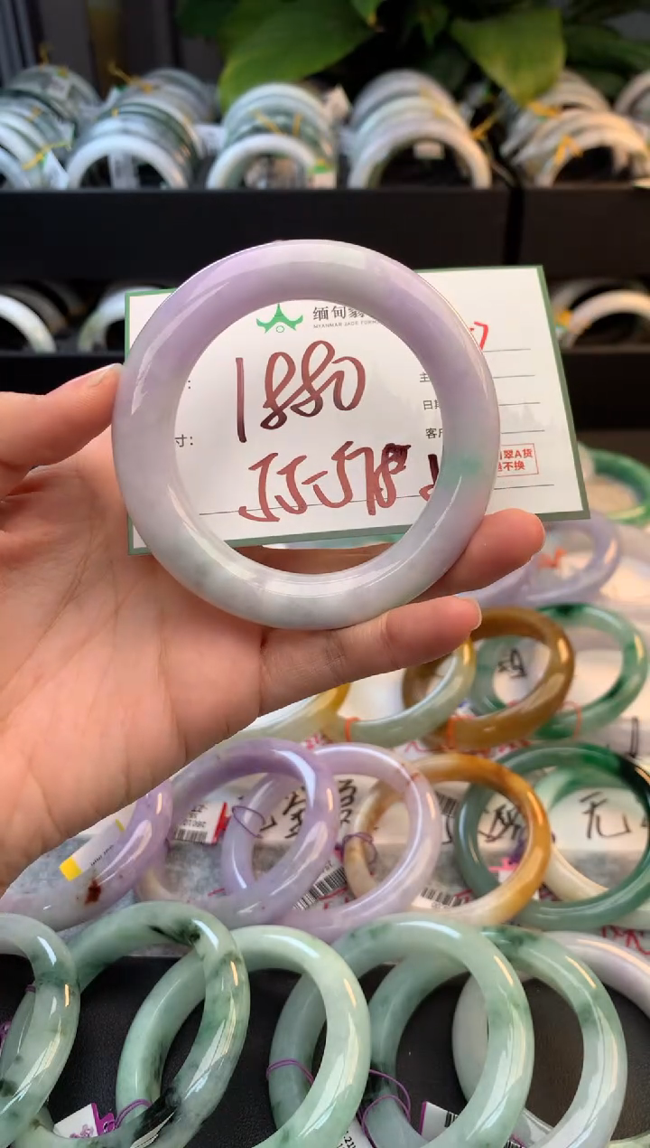 未镶嵌定制翡翠毛货需精细抛光+多人