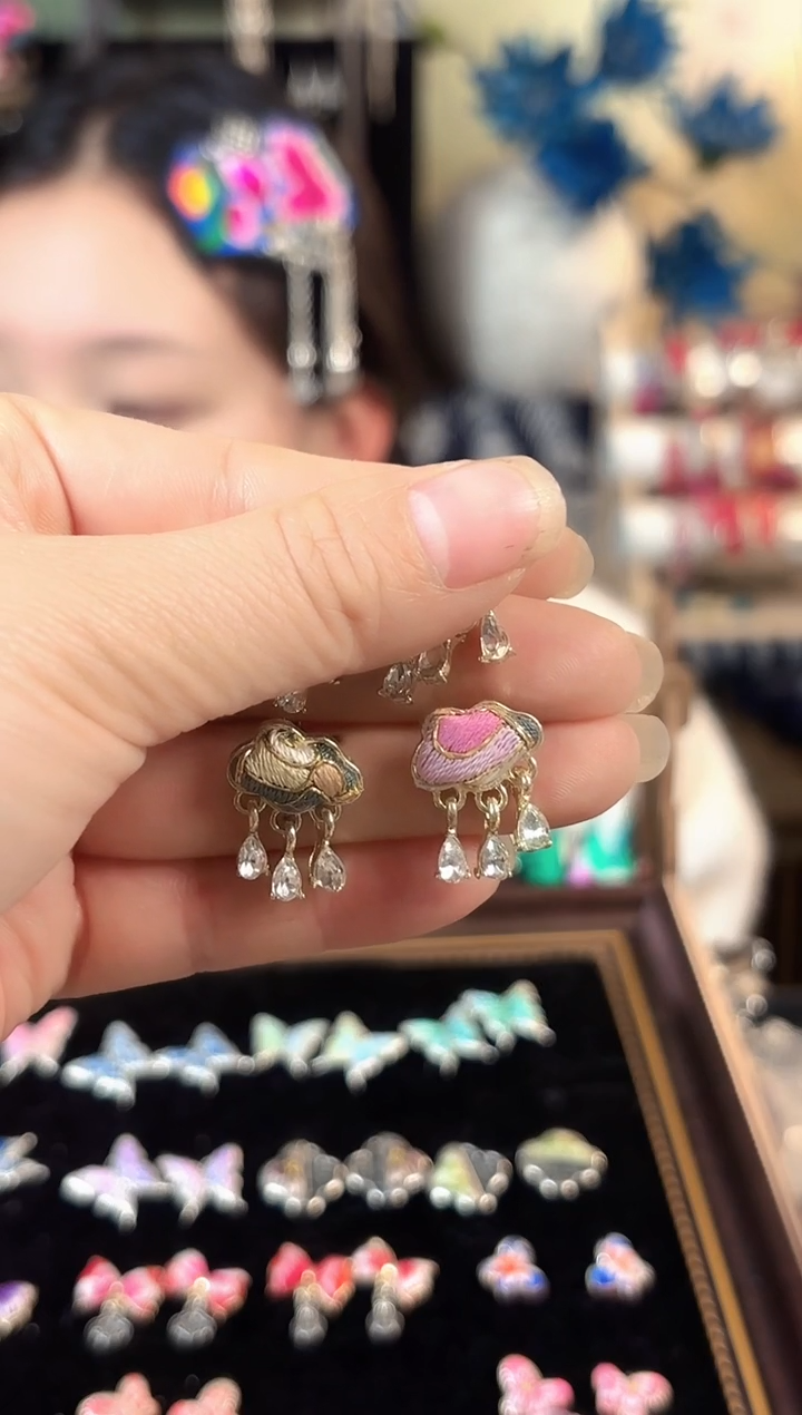 ?***?彩云南阁非遗老绣苗银饰品628