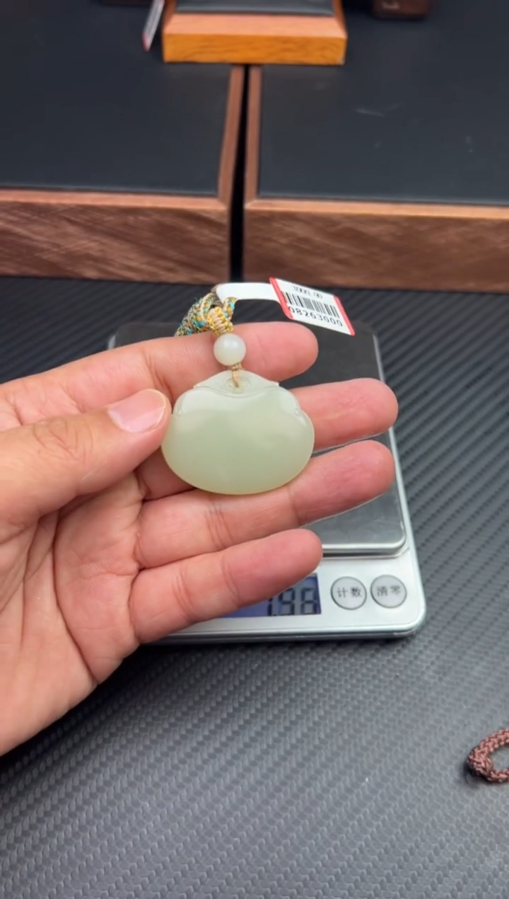 【闪购商品】和田玉吊坠(赠链)未镶嵌且末微色差迪克兰一细