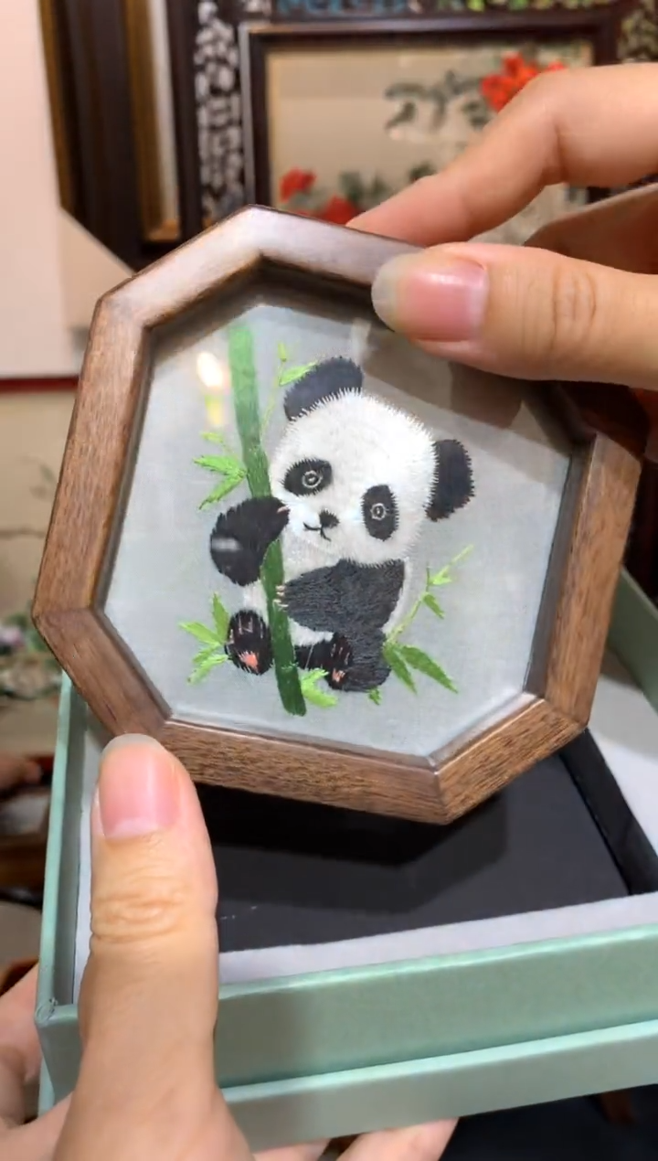 刺绣纯手工苏绣双面绣小熊猫摆台