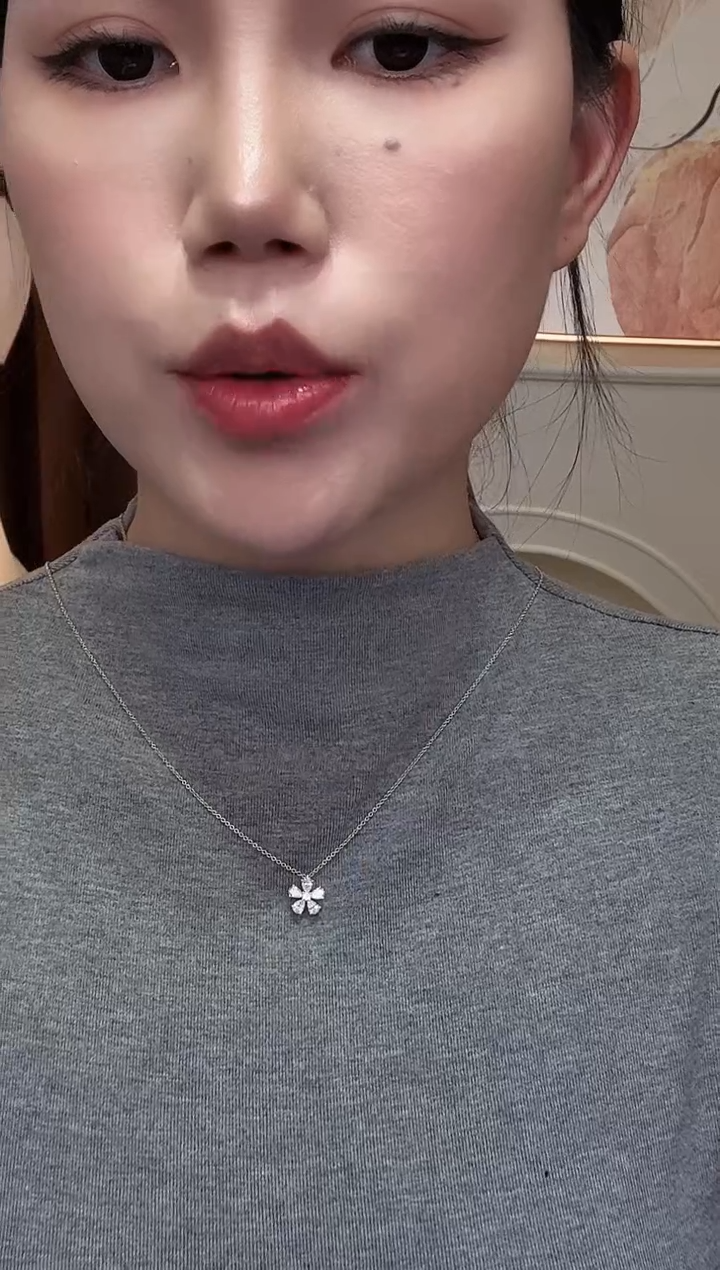 18K金镶嵌颈饰实验室培育钻石18k金k白梅花项链