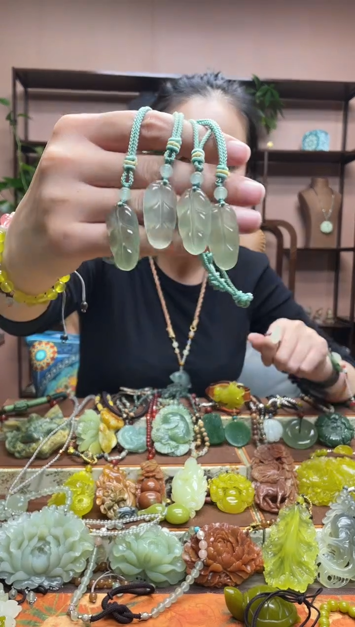 未镶嵌岫玉颈饰多样性发货发其中之一